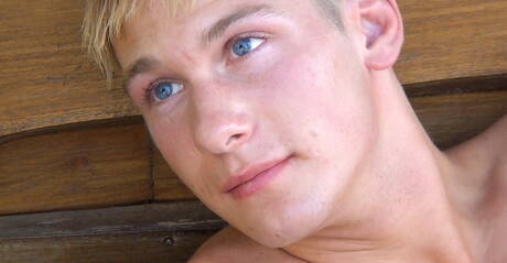 チェコのイケメン、マルセル・ガシオンがシャワーで自慰行為