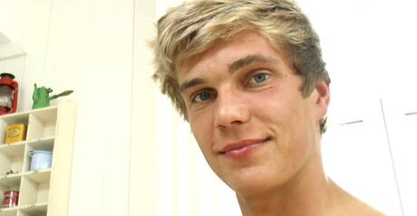 El musculoso Anthony Weber juega con la polla