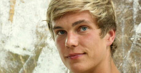 El musculoso Anthony Weber juega con la polla