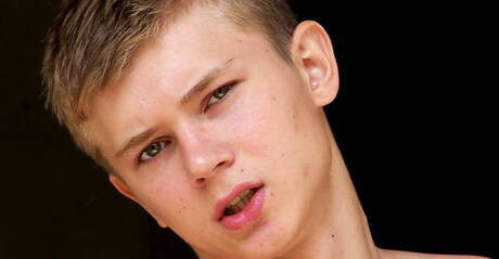 俄羅斯帥哥Misha Akunin戶外自慰