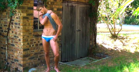 Amerykański muskularny Mick Lovell masturbuje się na zewnątrz