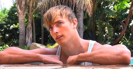 Amerykański muskularny Mick Lovell masturbuje się na zewnątrz