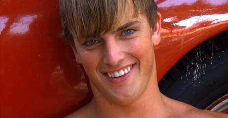 Amerykański muskularny Mick Lovell masturbuje się na zewnątrz