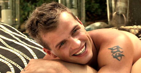 Czeski husky Dolph Lambert i węgierski mięśniak Florian Nemec masturbują się na zewnątrz