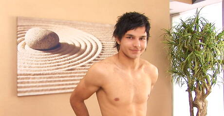 Czech hunky guy Marc Ruffalo get naked and showing nice butt