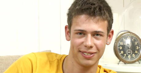 Le jeune Tchèque Jordan Faris taquine sa bite