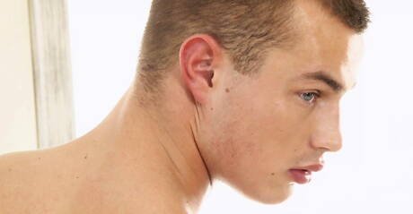 Der attraktive Tscheche Hoyt Kogan wichst seinen Schwanz unter der Dusche