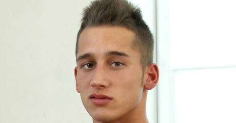 肌肉發達的特里·科斯特洛玩弄雞巴