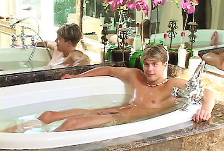 捷克帥哥喬許艾略特在浴室裡手淫