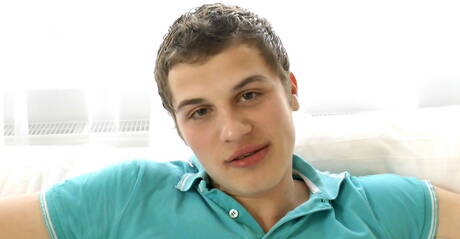 スロバキアのホットなトゥインク、ディラン・マグワイアがチンコで遊ぶ