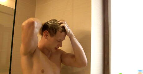 El semental checo Brian Jovovich se masturba en una ducha caliente