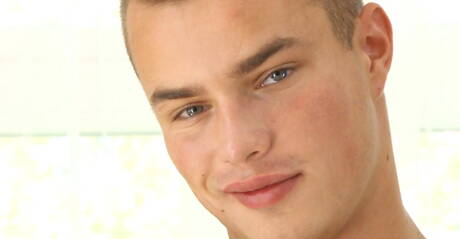 Tsjechische gespierde Hoyt Kogan trekt zijn pik af