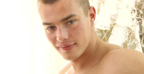 Tsjechische gespierde Hoyt Kogan trekt zijn pik af