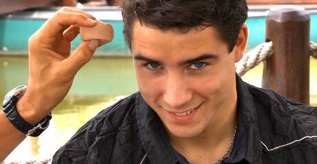 Gorący czescy chłopcy superstudent Gino Mosca i siłacz Adam Archuleta obnażają się i pokazują ciasne tyłki na zewnątrz