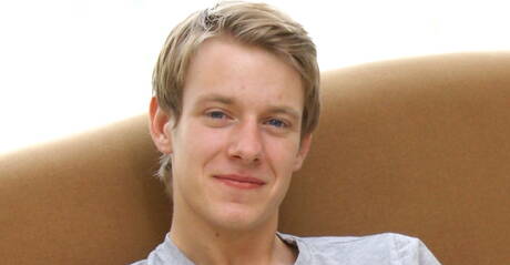 Tsjechische jonge Milan Sharpe speelt met pik