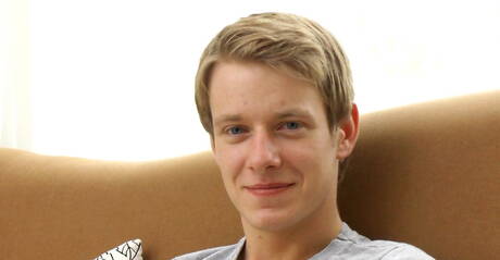 Tsjechische jonge Milan Sharpe speelt met pik