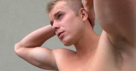 Kulturysta Chris Gahan bawi się penisem na zewnątrz