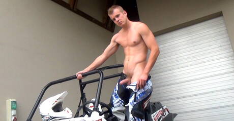 Kulturysta Chris Gahan bawi się penisem na zewnątrz