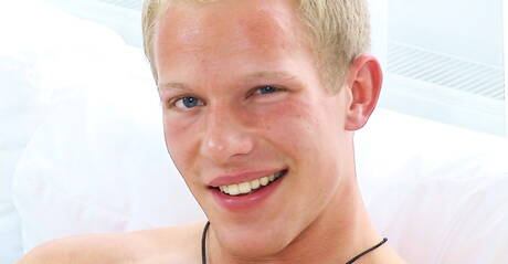 Le musclé tchèque Daniel Mathis se branle la bite