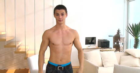 El hombre fuerte ruso Andrei Karenin jugando con una polla