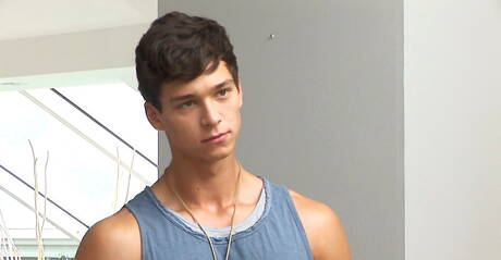 Tsjechische gespierde Johnny Bloom toont een gespierd lichaam