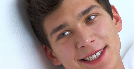 Tsjechische gespierde Johnny Bloom toont een gespierd lichaam