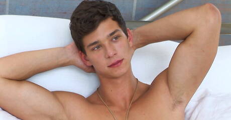 Tsjechische gespierde Johnny Bloom toont een gespierd lichaam