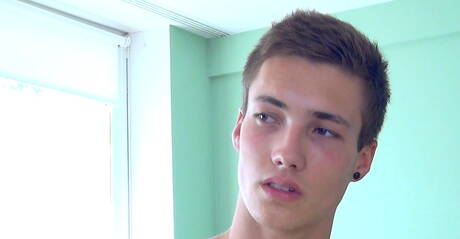 スーパースタッドのエリアス・コンヤが完璧なボディを披露