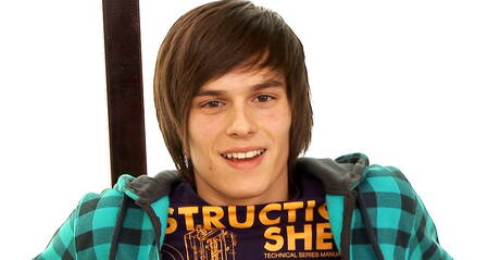 Tsjechische husky-man Cameron Buirski masturbeert