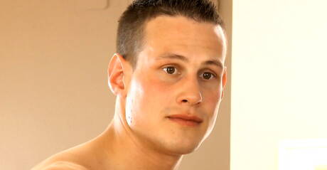 Der muskulöse Rob Cullen wichst seinen Schwanz