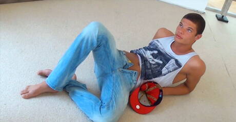 大力士 Sandor Endris 在熱水淋浴中自慰