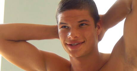 大力士 Sandor Endris 在熱水淋浴中自慰