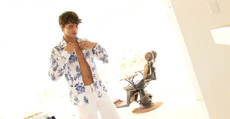 Czech beefy Andre Boleyn jack off his dick in shower