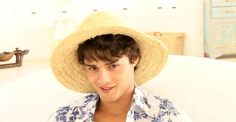 Czech beefy Andre Boleyn jack off his dick in shower