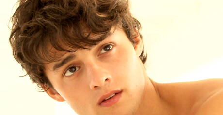 Czech beefy Andre Boleyn jack off his dick in shower