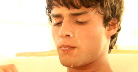 Czeski muskularny Andre Boleyn masturbuje się pod prysznicem