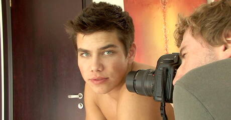 Czeski siłacz Adam Archuleta drażni swojego penisa pod prysznicem