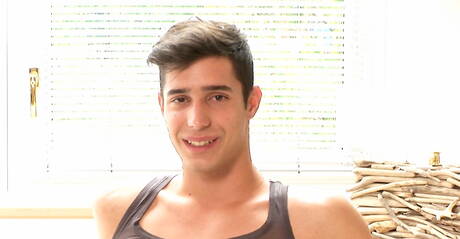 Węgierski piękny chłopiec Julio Bardem drażni swojego penisa