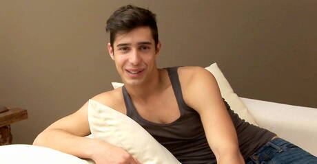 Węgierski piękny chłopiec Julio Bardem drażni swojego penisa