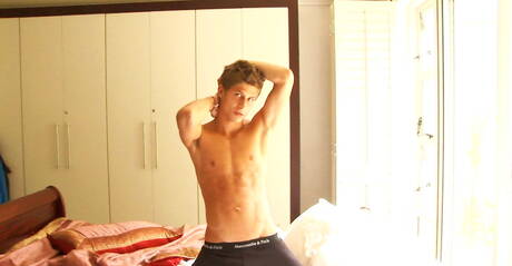 Czeski husky Jack Harrer masturbuje się swoim penisem