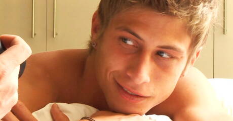 Czeski husky Jack Harrer masturbuje się swoim penisem