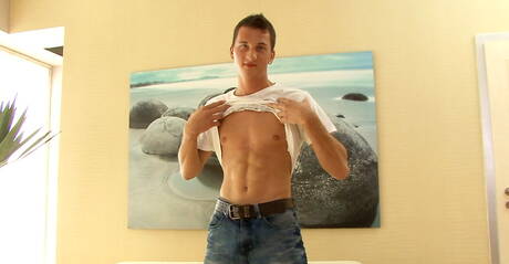 Le beau Bruce se branle la bite