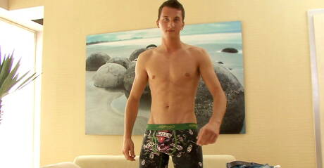 Le beau Bruce se branle la bite