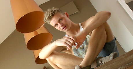 Il giovane americano Max Ryder si masturba con un giocattolo sessuale