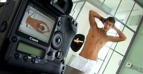 El galán húngaro Julien Hussey se masturba