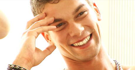 El galán húngaro Julien Hussey se masturba