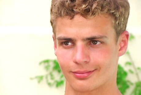 Belami Online: Bodybuilder Matt Phillipe masturbeert bij het zwembad