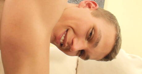 De gespierde Scott Bennett speelt met zijn pik