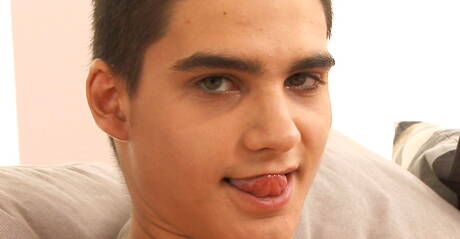 De gespierde Amerikaanse Zachary Perry plaagt zijn pik