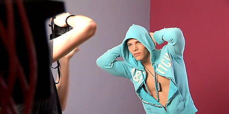 Der muskulöse Andrew wichst seinen Schwanz